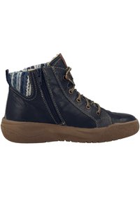 Botas de cuero azul marino hasta el tobillo con suela de goma marrón texturizada, que presentan un cuello de textil a rayas, cordones y una cremallera lateral para un fácil acceso.