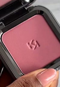 Firkantet kompakt rouge i matt rosefarge; preget logo på overflaten; jevn tekstur; blank svart etui med presisjonslås.