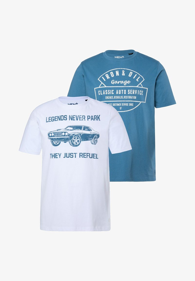 Zwei Herren-T-Shirts; weiß mit Vintage-Auto-Grafik und dem Text "Legenden parken nie, sie tanken nur auf", blau mit dem Text "Iron & Oil Garage Classic Auto Service".
