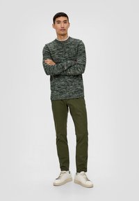 s.Oliver AUS EFFEKTGARN - Strickpullover - dunkles salbeigrün