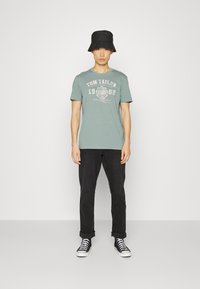 TOM TAILOR LOGO TEE - T-shirt estampada - dark smoke green
