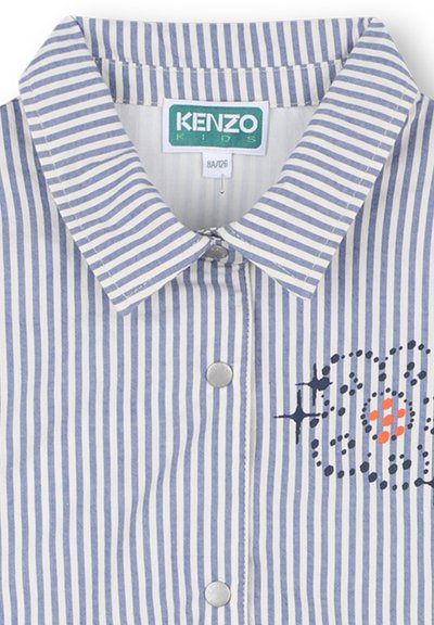 Chemise rayée avec des motifs bleus et blancs, fermeture à boutons, col pointu, et design brodé avec des accents orange et marine.