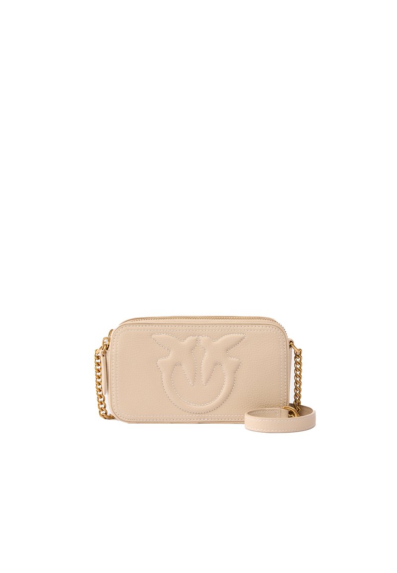 Borsa a tracolla in pelle beige con finitura testurizzata, caratterizzata da un logo in rilievo ben visibile, tracolla in catena dalla tonalità dorata e una tracolla rimovibile.