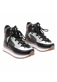 Zapatillas altas en blanco y negro, confeccionadas con materiales de malla y cuero, que presentan un diseño en capas, acentos texturizados y una suela de goma.