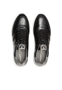 Baskets en cuir noir avec des lacets noirs, présentant un accent argenté sur les côtés. La semelle est blanche avec une texture lisse. Logo de la marque visible à l'intérieur.