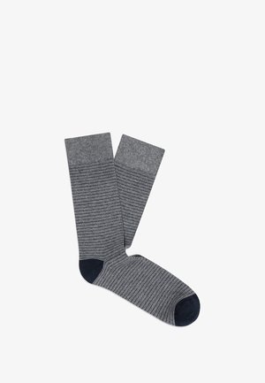 Szare skarpetki w paski z teksturowanym wzorem, z jednolitym ciemnoszarym palcem i ściągaczem. Materiały sugerują miękki, elastyczny materiał.