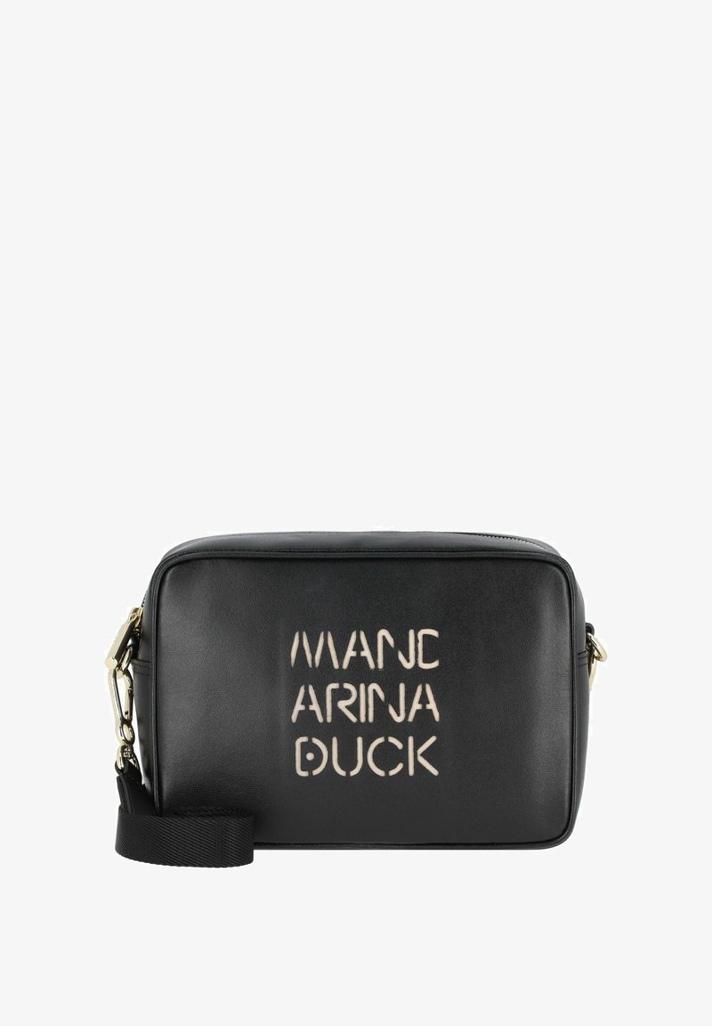 Schwarze rechteckige Umhängetasche mit goldfarbenen Beschlägen und fettgestylter, weißer Aufschrift auf der Vorderseite mit dem Text "Marc Arinja Duck."