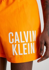 Calvin Klein Swimwear MEDIUM DRAWSTRING - Shorts da mare - sun kissed orange