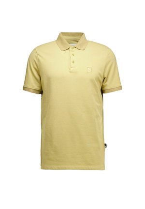 Világos sárga rövid ujjú galléros póló három gombbal és egy kis logóval a bal mellrészen, fehér háttéren bemutatva.