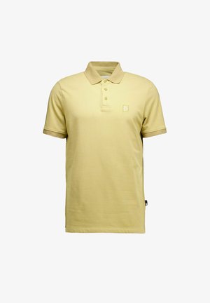 Világos sárga rövid ujjú galléros póló három gombbal és egy kis logóval a bal mellrészen, fehér háttéren bemutatva.