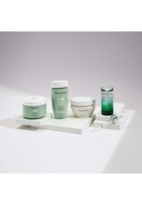 KÉRASTASE SPECIFIQUE SERUM POTENTIALISTE UNIVERSAL DEFENSE SERUM FOR UNBALANCED SCALPS - Soin des cheveux