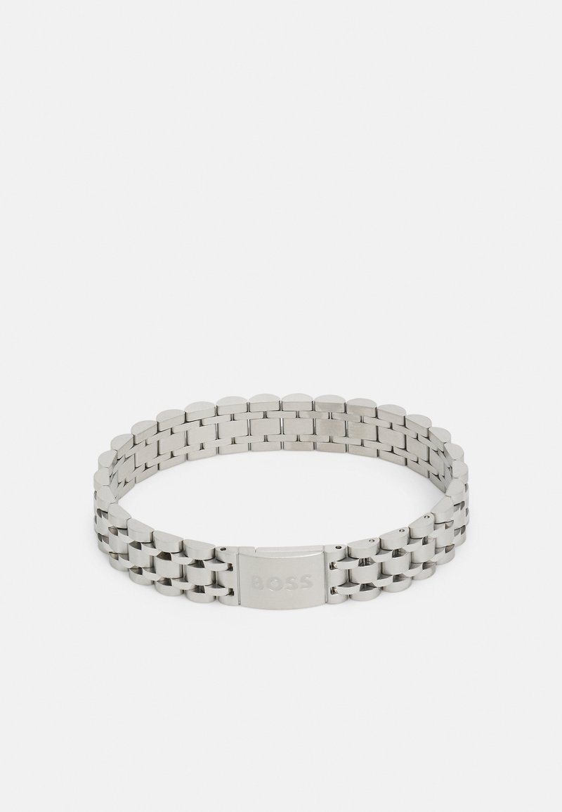 Silverfärgad armband i rostfritt stål med länkdesign, som har en spänne graverad med "BOSS". Slät, polerad yta med rundade kanter.