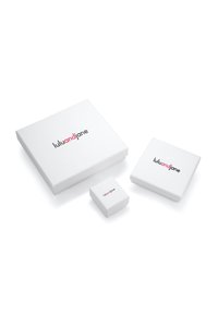 Kolm valget kingituse kasti erinevates suurustes, mille peal on musta ja roosa värviga trükitud logo "luluandjane".