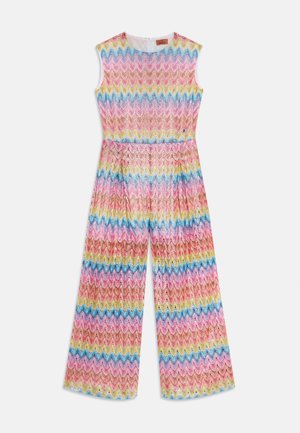 Une combinaison colorée à motif en zigzag, présentant un mélange de teintes rose, bleu, jaune et vert. Confectionnée en tissu texturé avec un motif, elle possède des jambes larges.