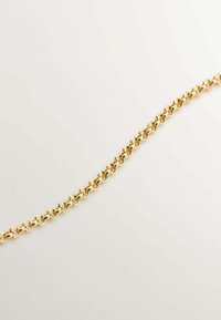 Collar de cadena de oro que presenta enlaces circulares entrelazados con un acabado pulido, reflejando la luz con una textura suave y un diseño minimalista.