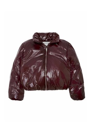 Burgunderfarbene, croppte Pufferjacke mit glänzender, glatter Oberfläche, hochgekrempeltem Kragen, Reißverschluss und oversized Ärmeln.