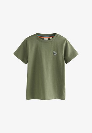 Camiseta verde oliva de tela suave y ligera. Presenta un cuello redondo y mangas cortas, con un pequeño diseño de animal bordado en el pecho.