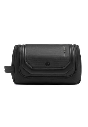 Neceser rectangular negro con tela texturizada, bolsillo con solapa en la parte delantera, asa lateral y logo de Piquadro sobre fondo blanco.