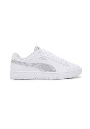 Sneaker Puma bianca low-top con striscia argento, chiusura con lacci e suola marchiata, vista lateralmente su sfondo bianco.