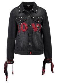 Czarna kurtka dżinsowa z czerwonym haftem "LOVE", ozdobiona ćwiekami. Posiada rękawy z mankietami i wzorzystymi wiązaniami oraz zapięcie na guziki.