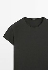 Sort kortærmet t-shirt, rund halsudskæring, glat tekstur, afslappet design, med et mærke syet indvendigt ved halsen.