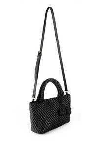 Borsa a tracolla nera intrecciata con superficie testurizzata, manici doppi e una tracolla rimovibile. Presenta dettagli con nappe tonde.