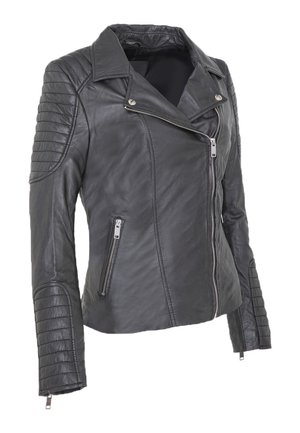 Giubbotto in pelle nera con design aderente, zip asimmetrica, accenti a coste sulle spalle e tasche laterali con zip. Textura liscia.