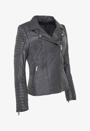 Chaqueta de cuero negra con un diseño ajustado, cremallera asimétrica, acentos de hombros acanalados y bolsillos laterales con cremallera. Textura suave.