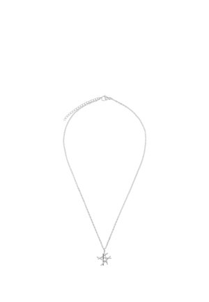 Collier chaîne en argent avec un pendentif en forme d’étoile composé de barres d'argent superposées sur fond blanc.