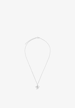 Collier chaîne en argent avec un pendentif en forme d’étoile composé de barres d'argent superposées sur fond blanc.