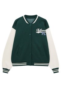 Chaqueta universitaria verde y blanca con cierre de botones, bolsillos laterales, puños acanalados y bajo con rayas. Presenta un bordado con la inscripción "Miami FL".
