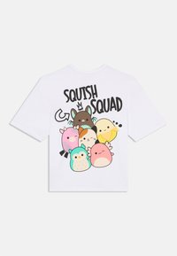 T-shirt blanc à manches courtes avec un graphique coloré d'animaux de style cartoon et du texte "SQUISH SQUAD" au-dessus du design.
