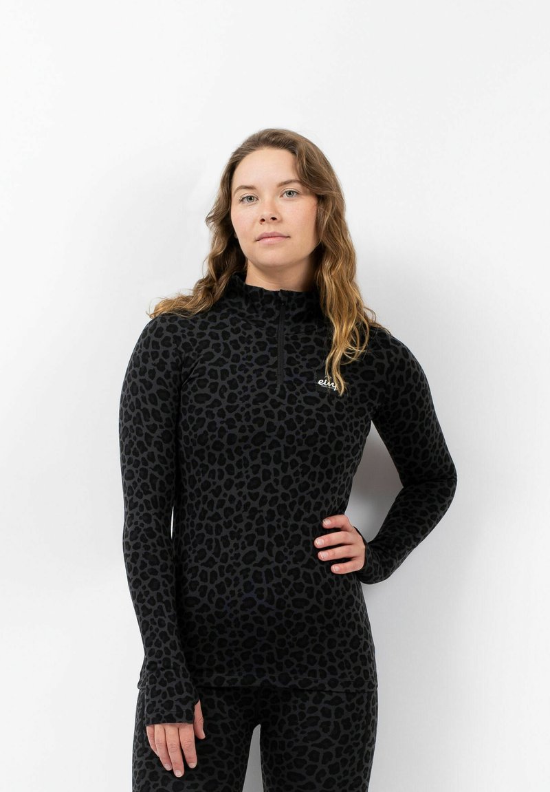 Haut à manches longues, ajusté, fabriqué à partir d'un tissu extensible ; noir avec un imprimé léopard texturé ; possède un col zippé et des ouvertures pour les pouces.