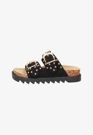 Sandalo nero slip-on con due fibbie dorate e borchie metalliche, plantare in sughero e suola in gomma nera dentellata.
