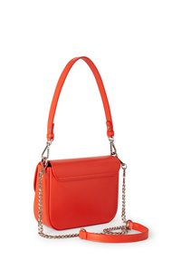 Borsa a tracolla rossa in pelle con una texture liscia, chiusura a patta e doppio manico: una in catena e una in pelle abbinata. Forma rettangolare compatta.