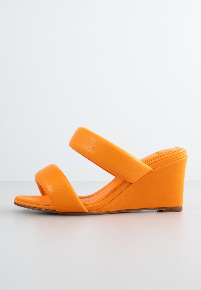 Alexandre Birman Muiltjes met hak oranje Alexandre Birman Muiltjes met hak oranje