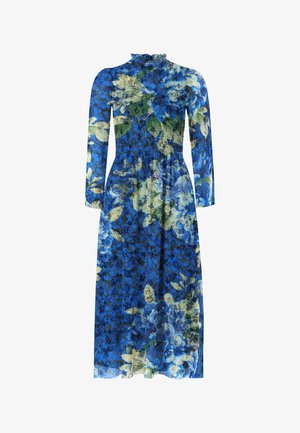 Blauwe jurk met bloemmotief, lange mouwen, geplooide taille, hoge halslijn en een vloeiende silhouet. Heeft een mix van blauwe, groene en crèmekleurige tinten.
