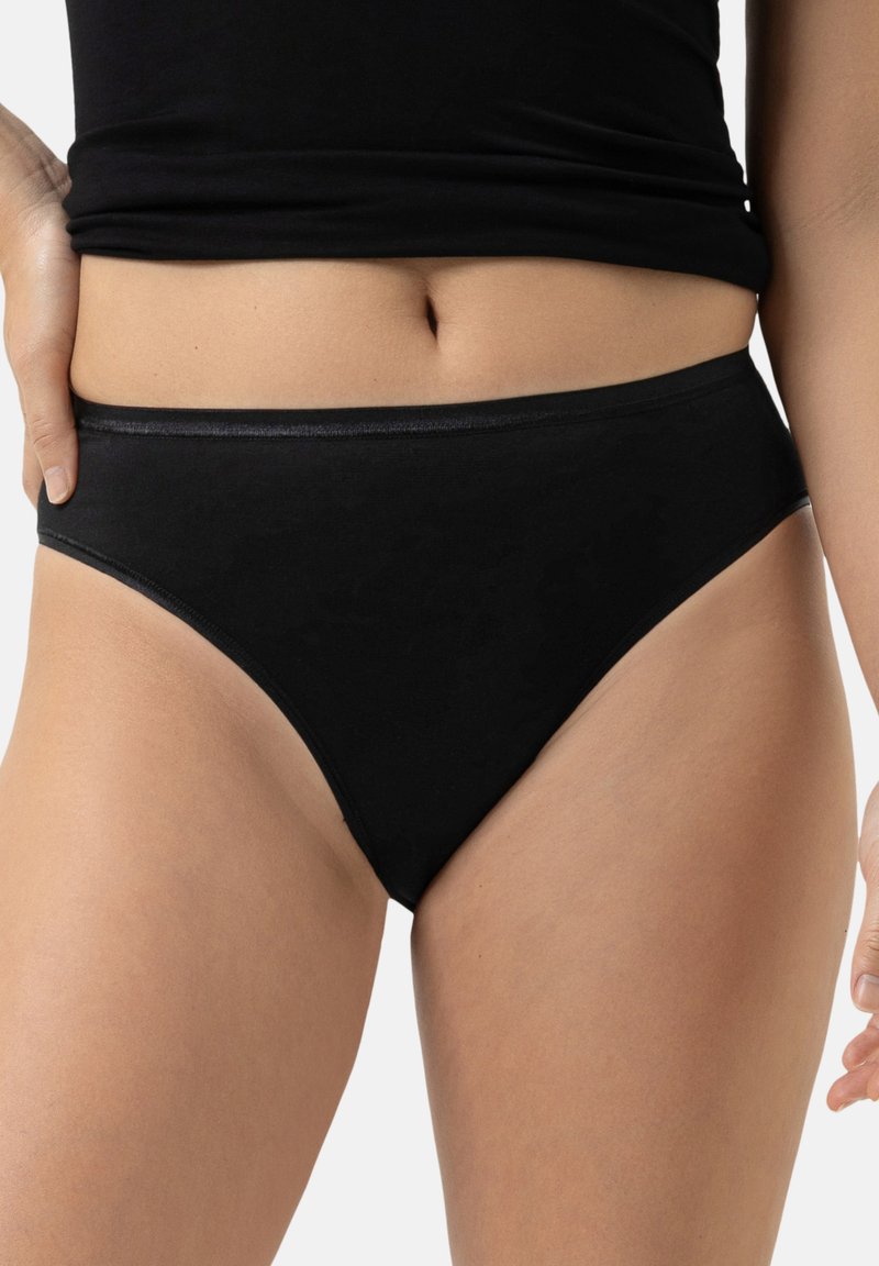 Slip in cotone nero con tessuto liscio e elasticizzato, caratterizzati da un design a taglio alto e una vita elastica, adatti per l'uso quotidiano.