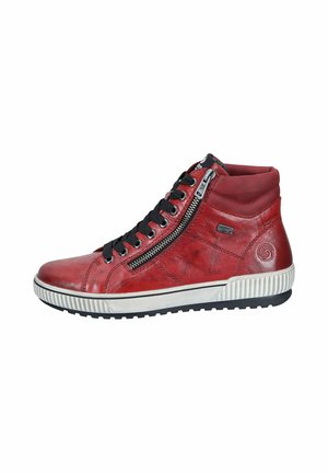 Baskets montantes rouges en cuir avec des lacets noirs, une fermeture éclair sur le côté et une semelle en caoutchouc blanc avec des accents striés.