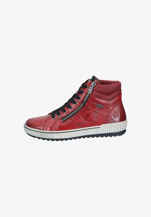Baskets montantes rouges en cuir avec des lacets noirs, une fermeture éclair sur le côté et une semelle en caoutchouc blanc avec des accents striés.