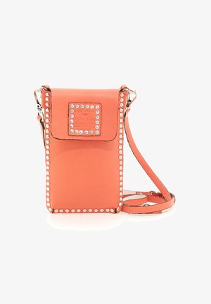 Borsa a tracolla in pelle corallo con borchie argentate, forma rettangolare, chiusura a patta e tracolla regolabile. Presenta un dettaglio logo in rilievo.