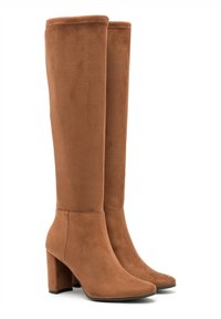 Brązowe zamszowe botki do kolan na obcasie blokowym, lekko spiczaste noski, czysty design i gładka faktura. Brak widocznych elementów metalowych lub wzorów.