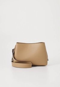 Hellbraune Ledertasche mit einer strukturierten, abgerundeten Form. Verfügt über einen langen, schmalen Riemen und eine strukturierte Oberfläche. Geschlossener Reißverschluss oben.