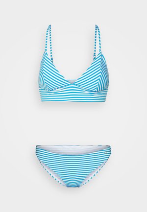 Conjunto de bikini riscado azul e branco com top triangular e parte de baixo correspondente. Feito de tecido elástico, apresenta alças finas e um corte clássico.