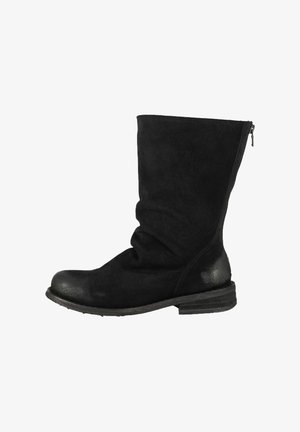 Sorte ruskinds støvler til midt på læggen med en slouchy design, rund tå, lynlås på siden og lav, stablet hæl. Tekstureret materiale med en subtil glans.