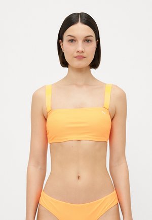 Top bikini arancione brillante con scollatura quadrata, spalline larghe con logo, tessuto liscio, abbinato a un pantalone basso coordinato.