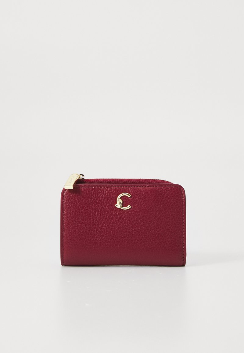 Portafoglio in pelle bordeaux con finitura testurizzata, caratterizzato da un accento con logo dorato, chiusura con zip superiore e forma rettangolare compatta.
