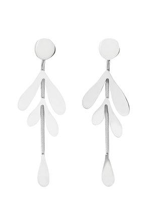 Orecchini a goccia in argento con forme di foglia sovrapposte, caratterizzati da superfici lisce e testurizzate, e un connettore sottile e flessibile.