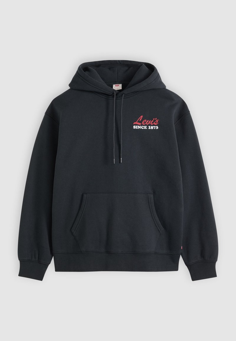 Zwarte hoodie met voorzak en trekkoorden, met rood-wit "Levi's Since 1873" logo op het linkerborstgebied.