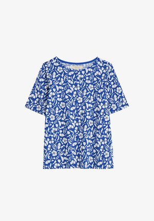 Zila īsām piedurknēm augšdaļa ar baltiem ziedu un lapu rakstiem visā virsmā, ar apaļu kakla izgriezumu un brīvu piegriezumu vieglā audumā.